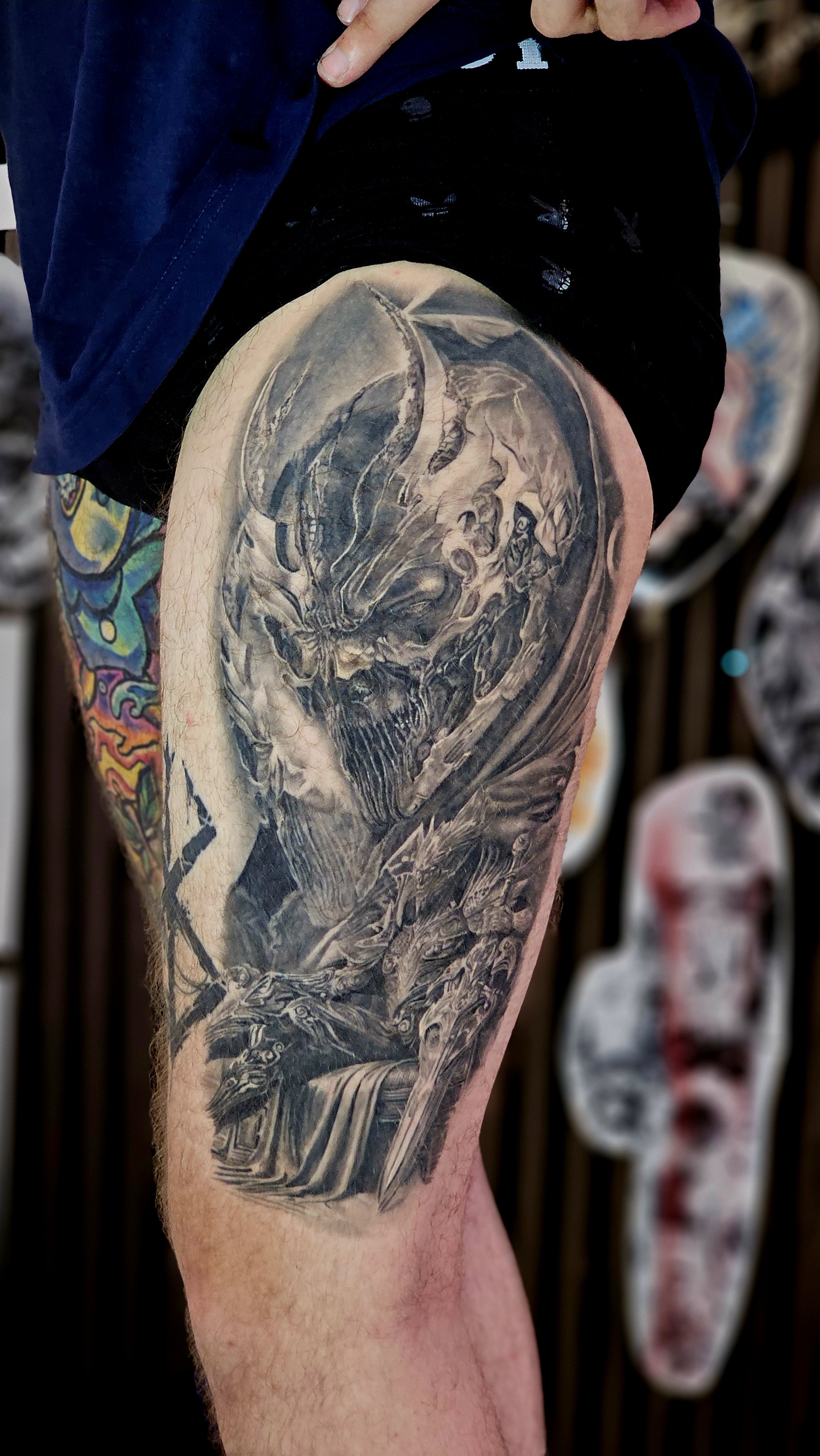 Düsteres Dungeons-&-Dragons-Tattoo mit einem Charakter auf seinem Thron