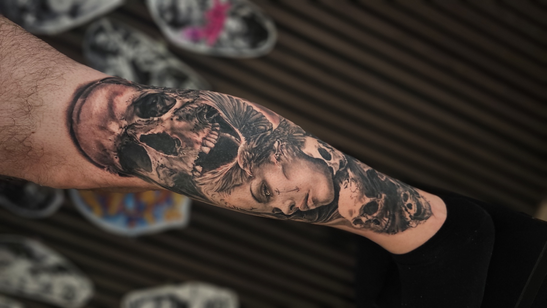 Realistisches Dark-Fantasy-Sleeve mit Frauenporträt, Rabe und Totenschädeln – Realistic / Black & Grey Tattoo von Lucas Schenk in Rothenburg bei Luzern