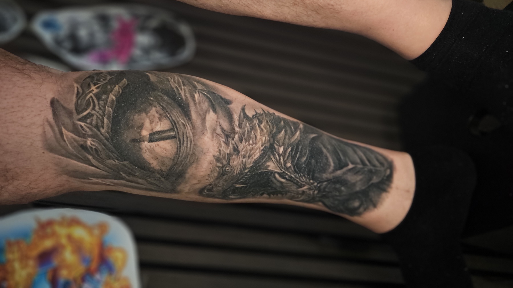 Mystisches Drachenmotiv mit Auge als individuelles Custom-Tattoo – Black & Grey Tattoo von Lucas Schenk in Rothenburg bei Luzern