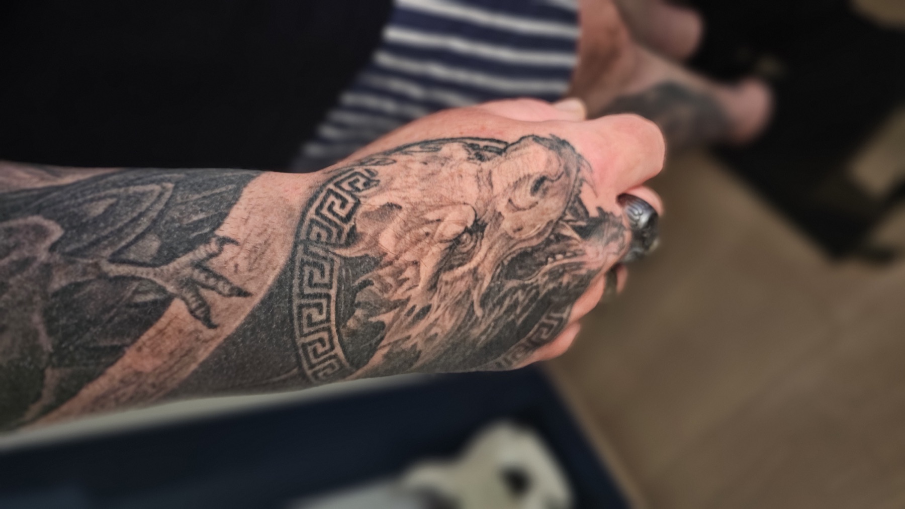 Drache mit geometrischem Ornament als detailreiches Black-&-Grey-Tattoo – Black & Grey Tattoo von Lucas Schenk in Rothenburg bei Luzern