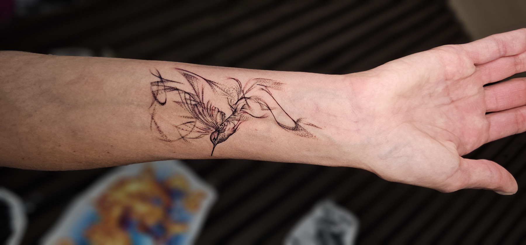 Kolibri mit geschwungenen Linien als feines Stiplerealismus-Tattoo – Custom Tattoo von Lucas Schenk in Rothenburg bei Luzern