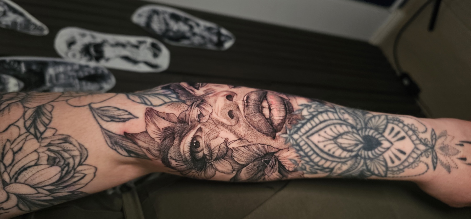 Abstraktes Frauengesicht als filigrane Black-&-Grey-Komposition – Stiplerealismus Tattoo von Lucas Schenk in Rothenburg bei Luzern
