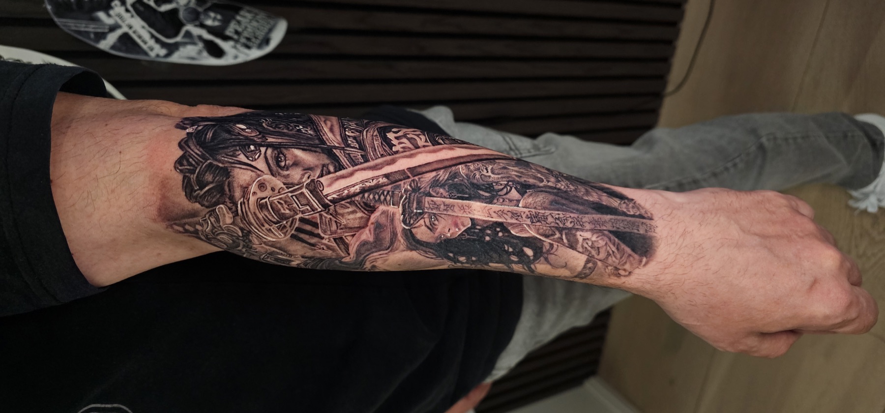 Cyberpunk-Kriegerin mit futuristischer Rüstung als detailreiches Black-&-Grey-Tattoo – Black & Grey Tattoo von Lucas Schenk in Rothenburg bei Luzern