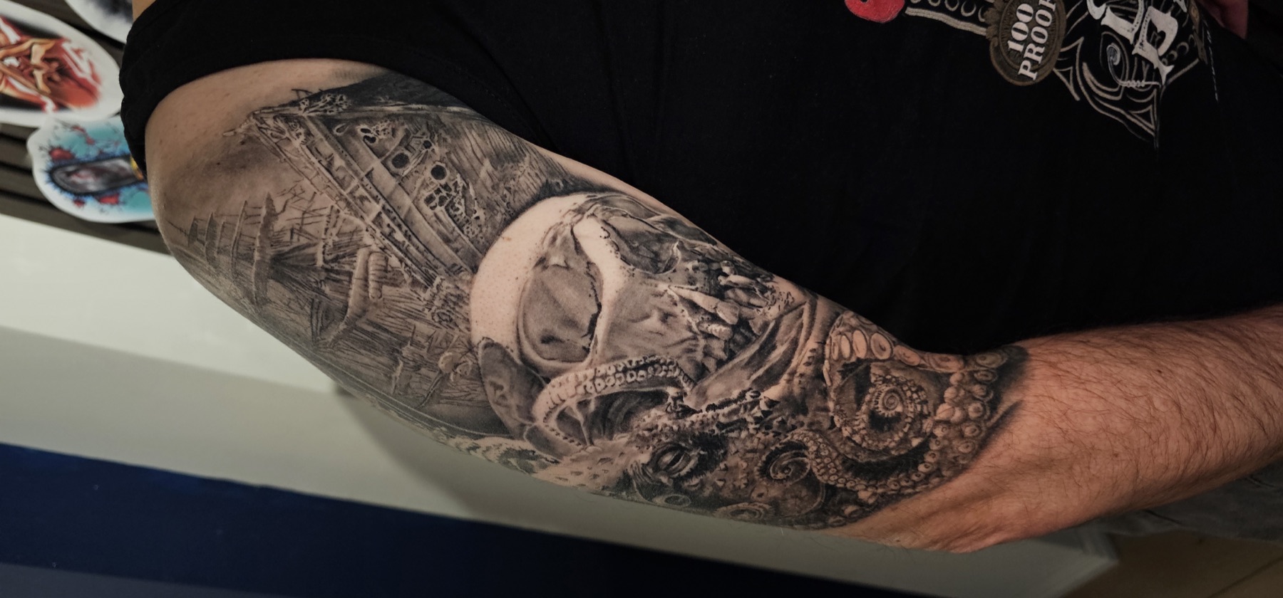 Unterwasserwelt mit Oktopus, Meerestieren und versunkenem Schiff als detailreiches Tattoo – Realistic Tattoo von Lucas Schenk in Rothenburg bei Luzern