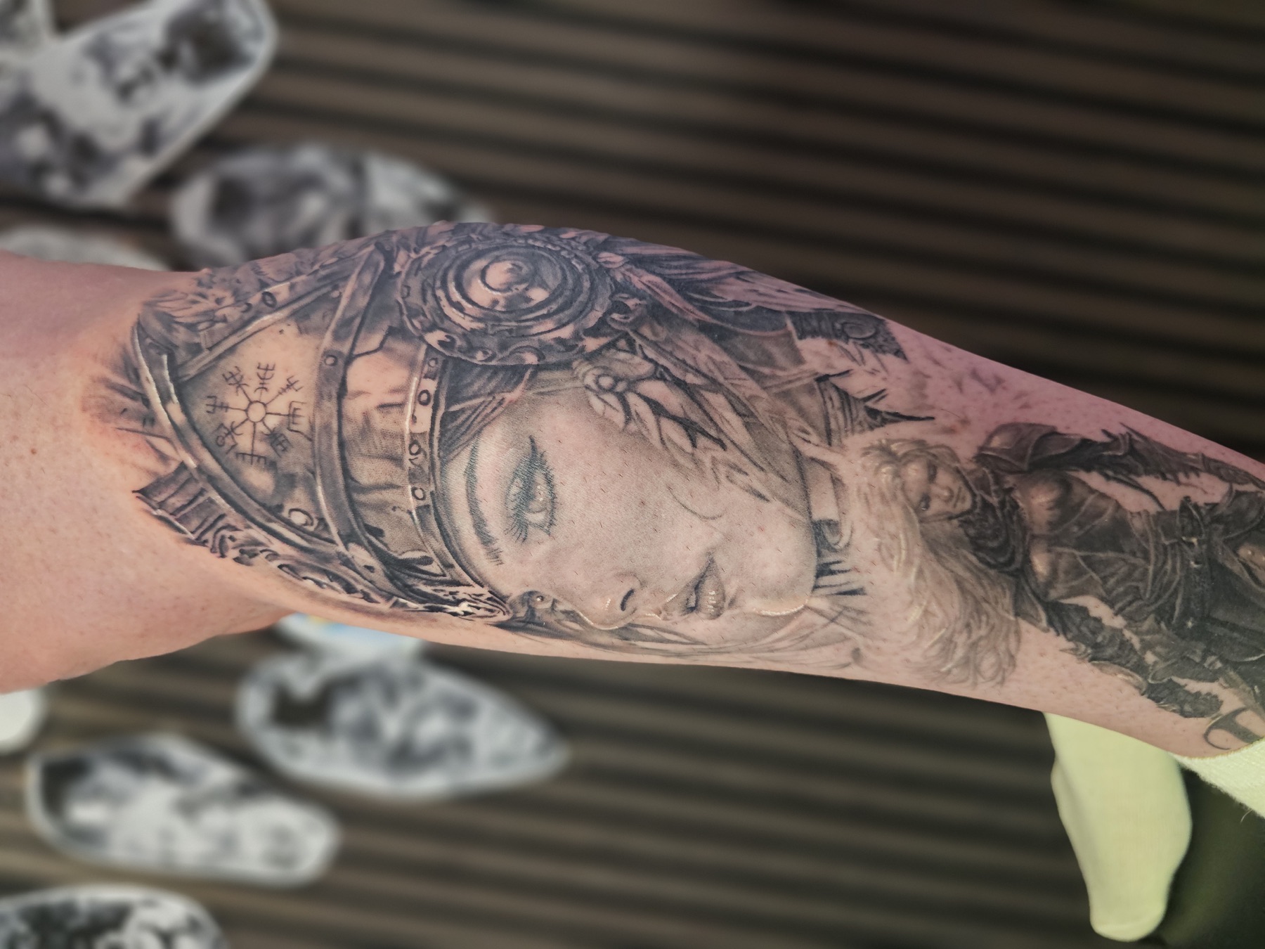 Porträt mit feinen Konturen – Realistic / Black & Grey Tattoo von Lucas Schenk in Rothenburg bei Luzern