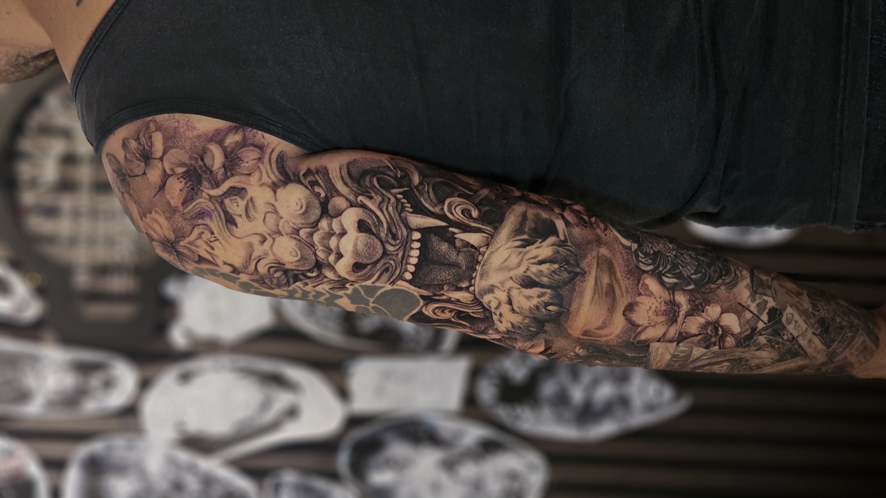 Japanischer Fudog als kraftvolle Custom-Tattoo-Komposition – Stiplerealismus Tattoo von Lucas Schenk in Rothenburg bei Luzern
