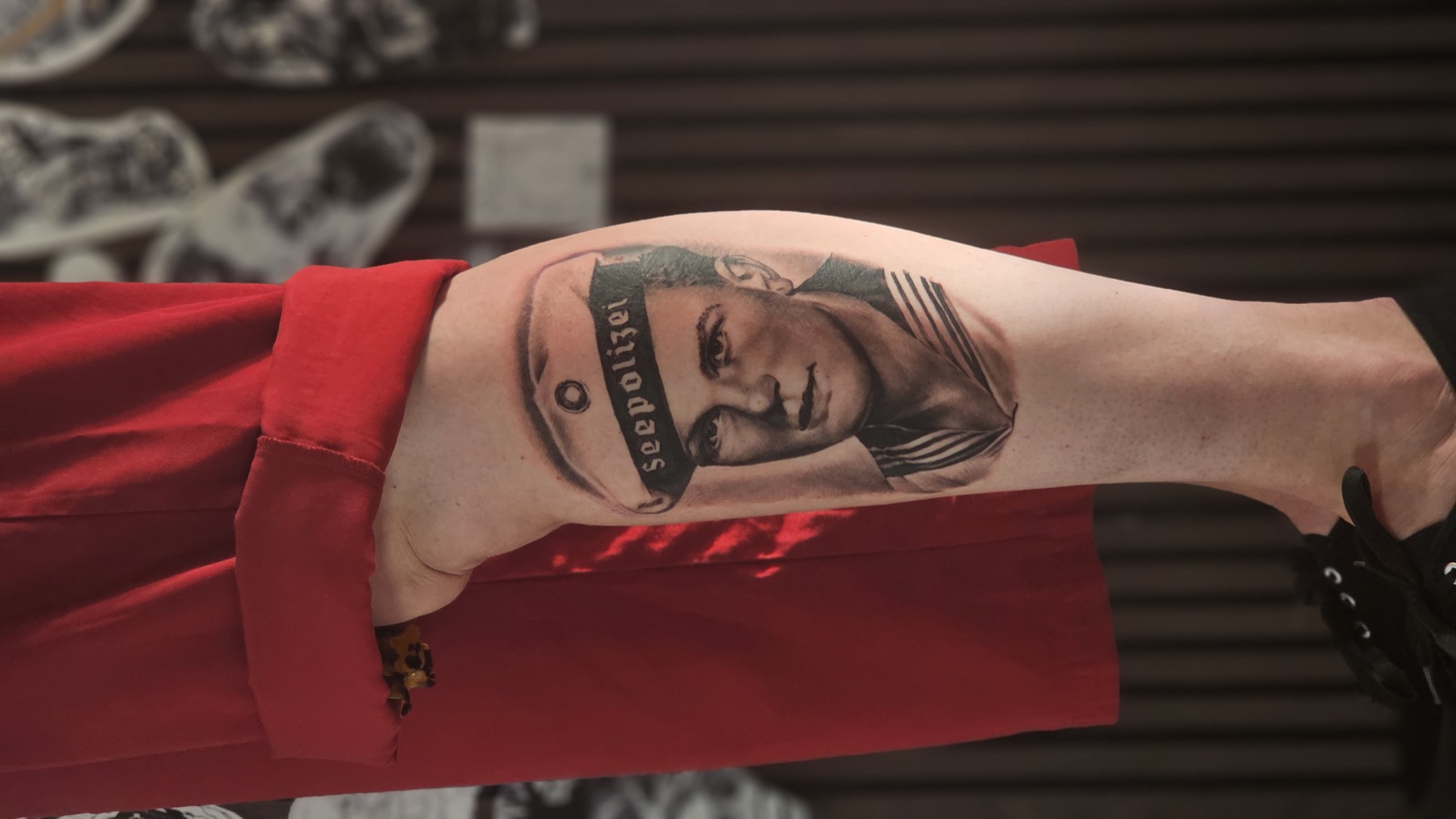 Gedenkportrait des Grossvaters als realistisches Black-&-Grey-Tattoo – Realistic Tattoo von Lucas Schenk in Rothenburg bei Luzern