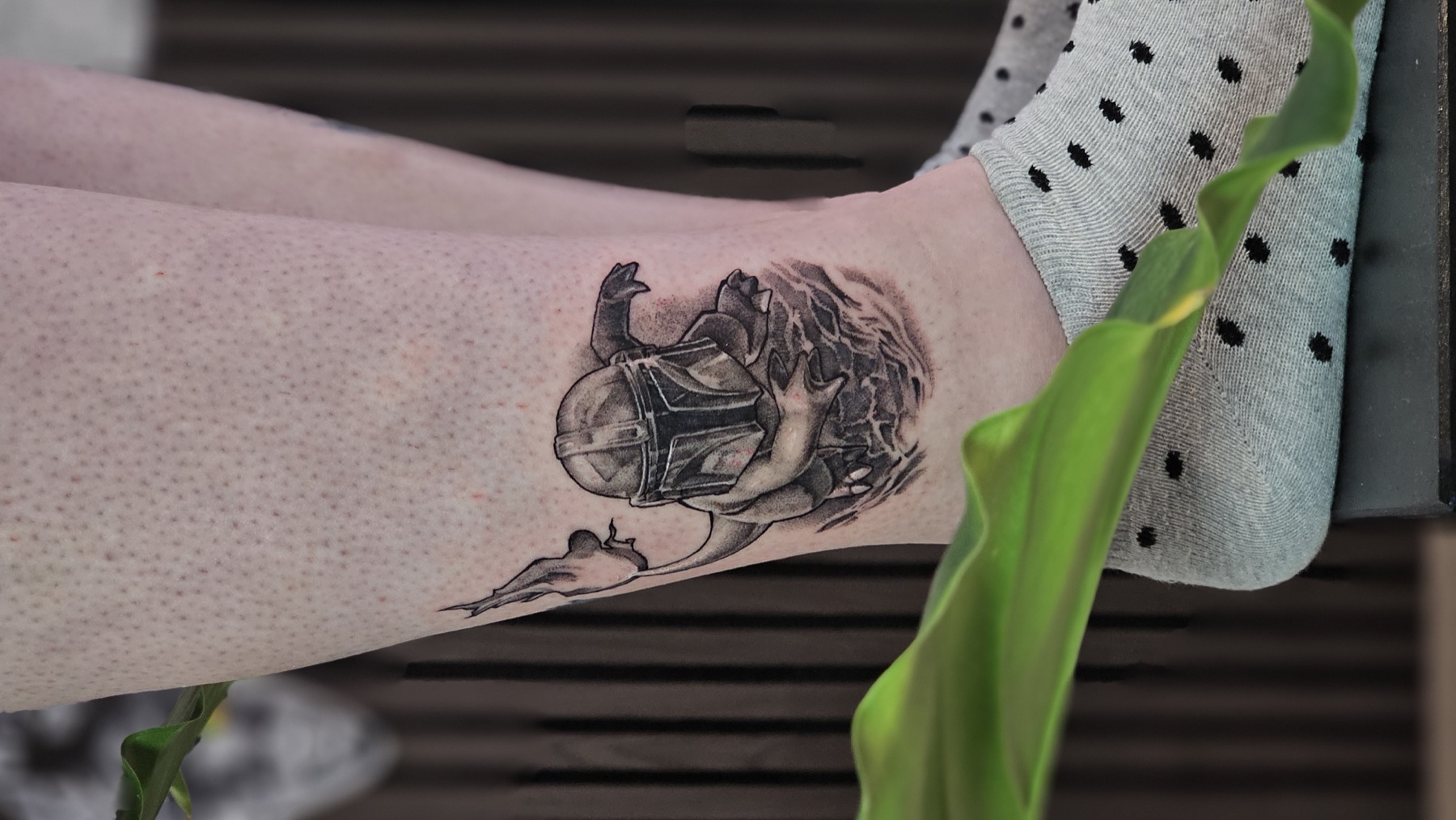 Pokémon-Star-Wars-Fusion mit Mandalorianer-Helm als detailreiches Custom-Tattoo – Stiplerealismus Tattoo von Lucas Schenk in Rothenburg bei Luzern