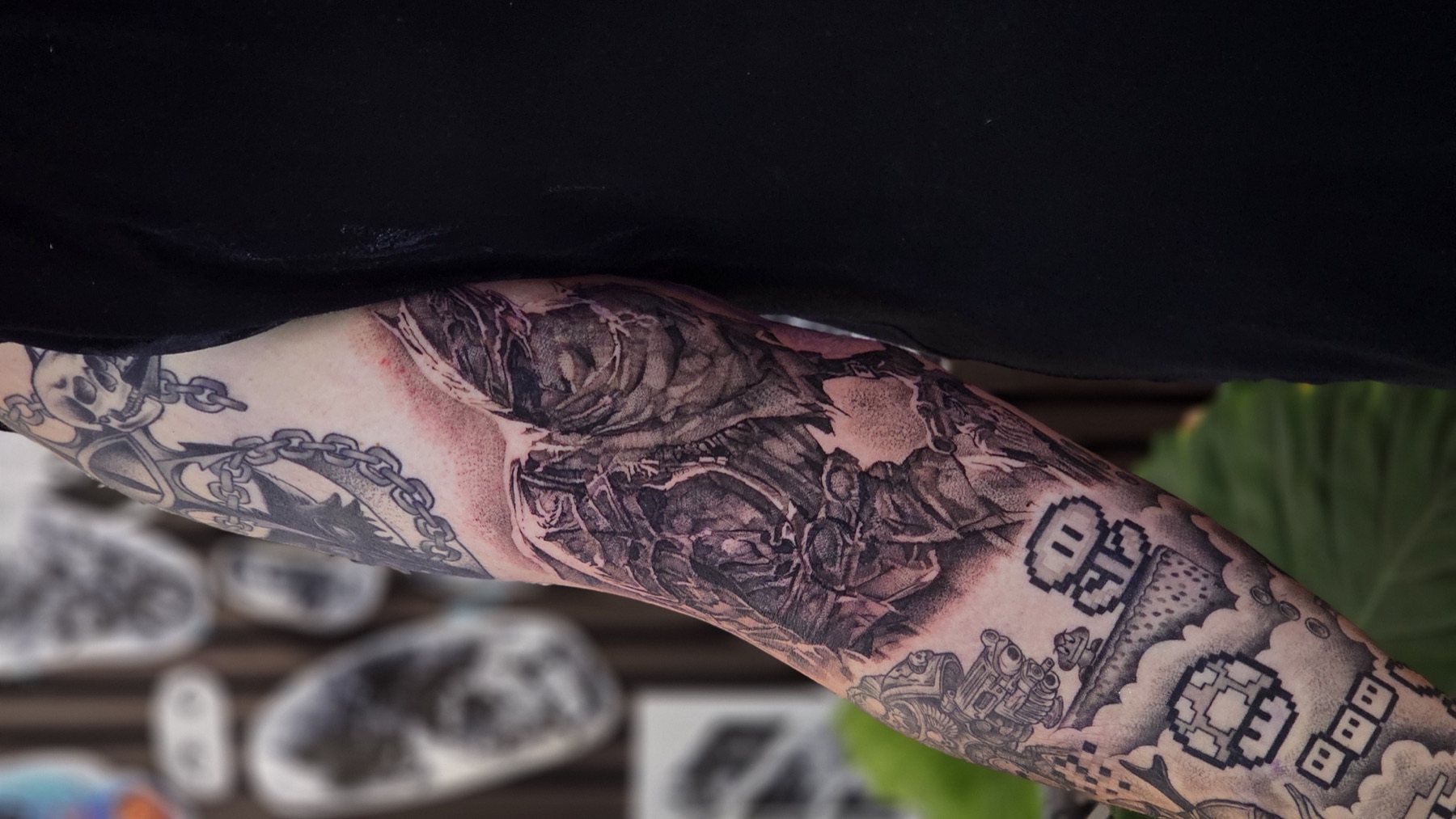 Popkultur-Sleeve mit Animefiguren, Schädeln und grafischen Elementen als Custom-Tattoo – Stiplerealismus Tattoo von Lucas Schenk in Rothenburg bei Luzern