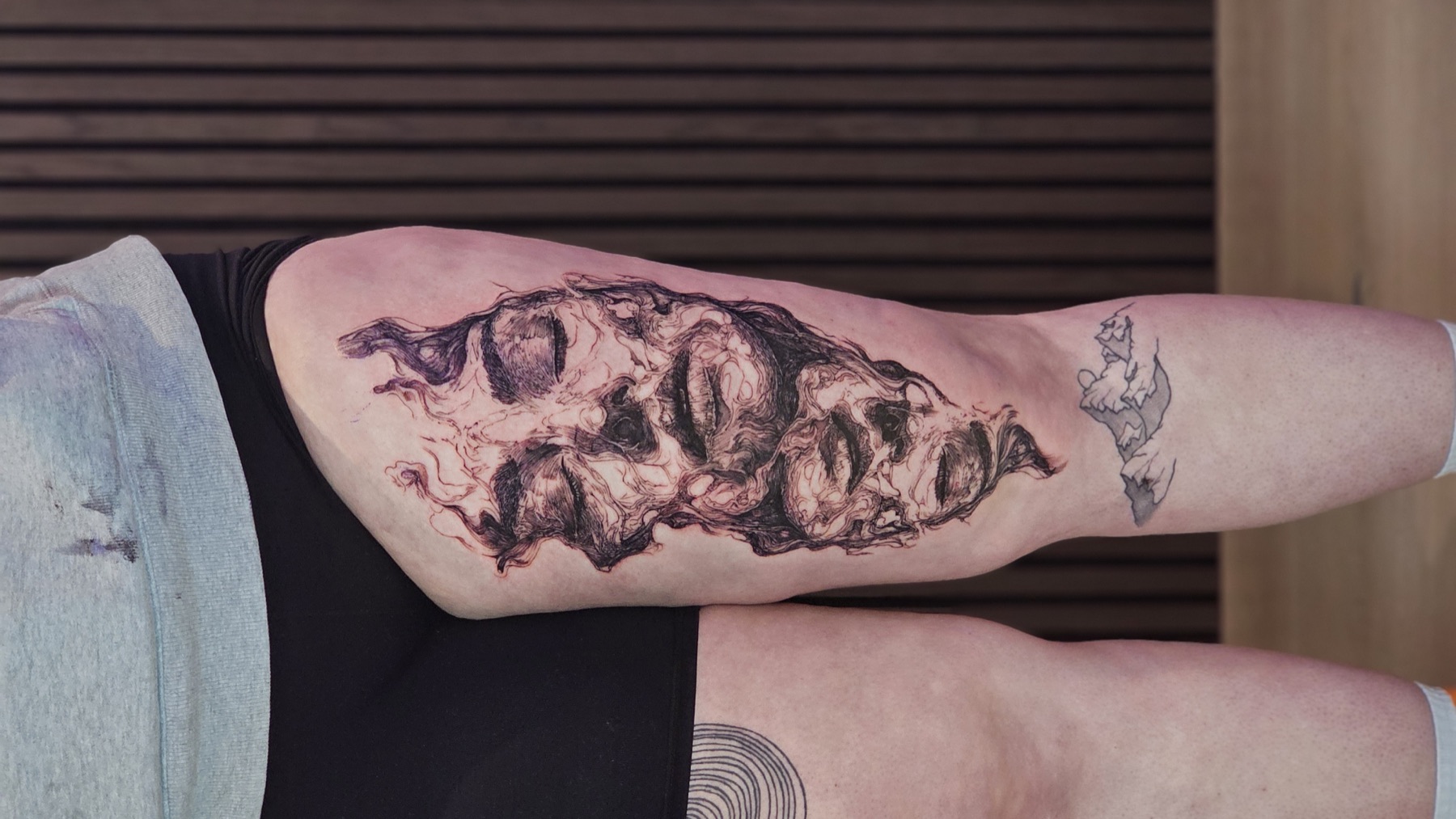 Geteiltes Frauenporträt zwischen Schönheit und Verfall als ausdrucksstarkes Custom-Tattoo – Custom Tattoo von Lucas Schenk in Rothenburg bei Luzern
